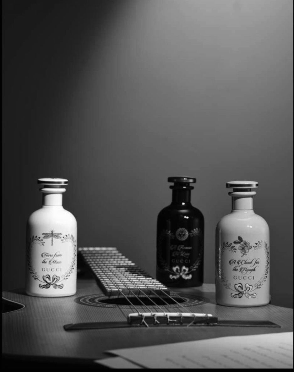 Frascos de perfume en blanco y negro